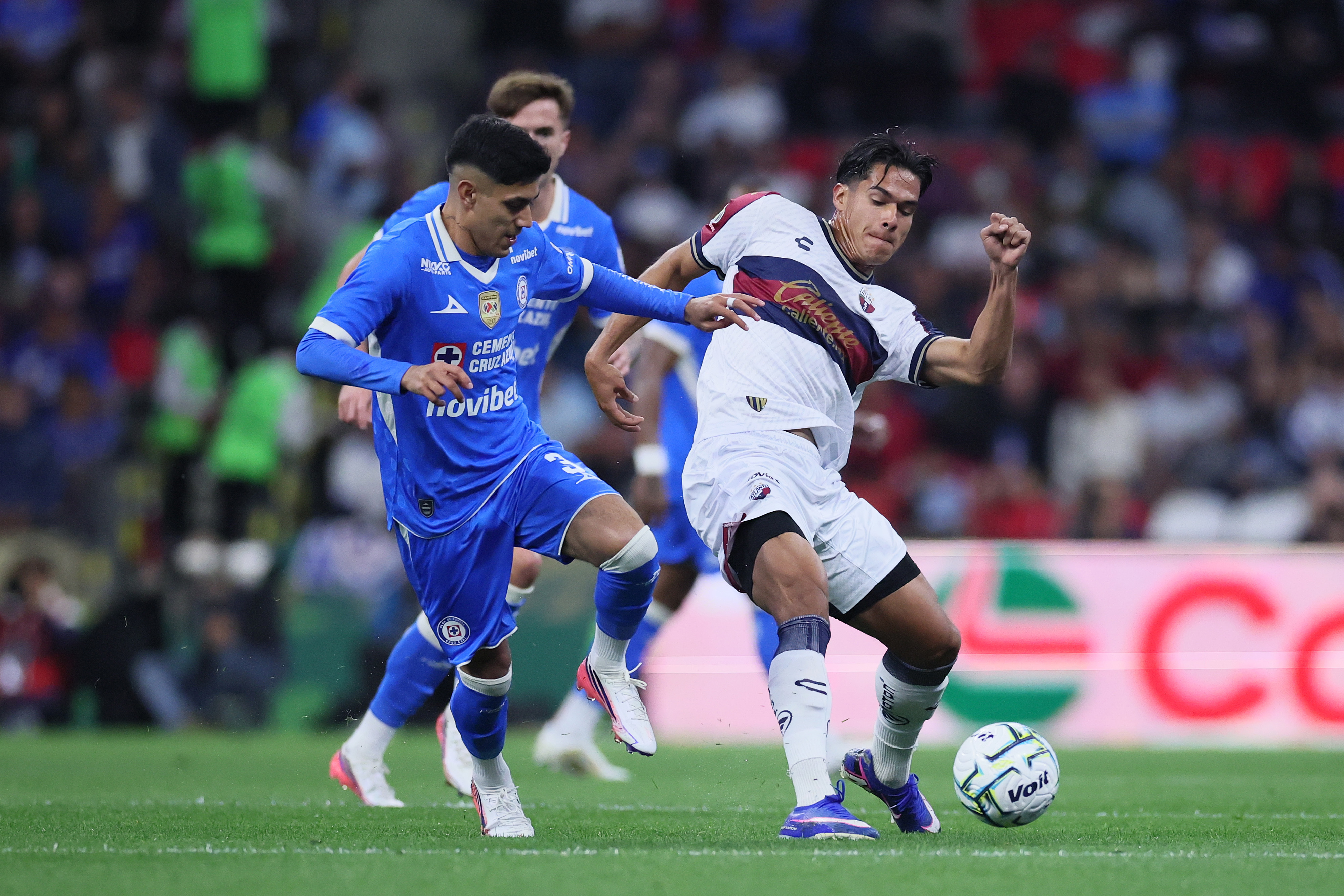 Jugadores de Cruz Azul y Atlante en un partido de Liga MX